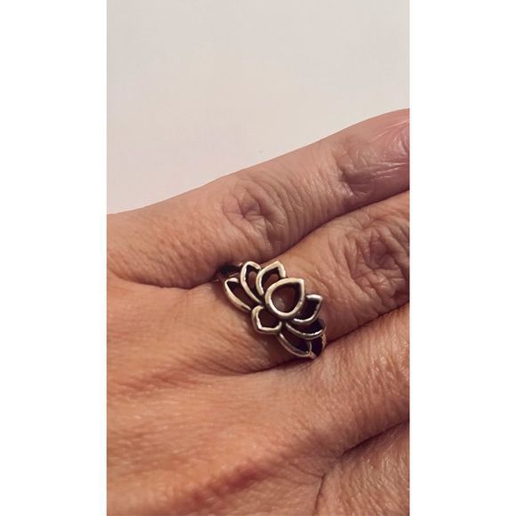 BEAUTIFUL SILVER LOTUS FLOWER RING - Picture 1 of 2